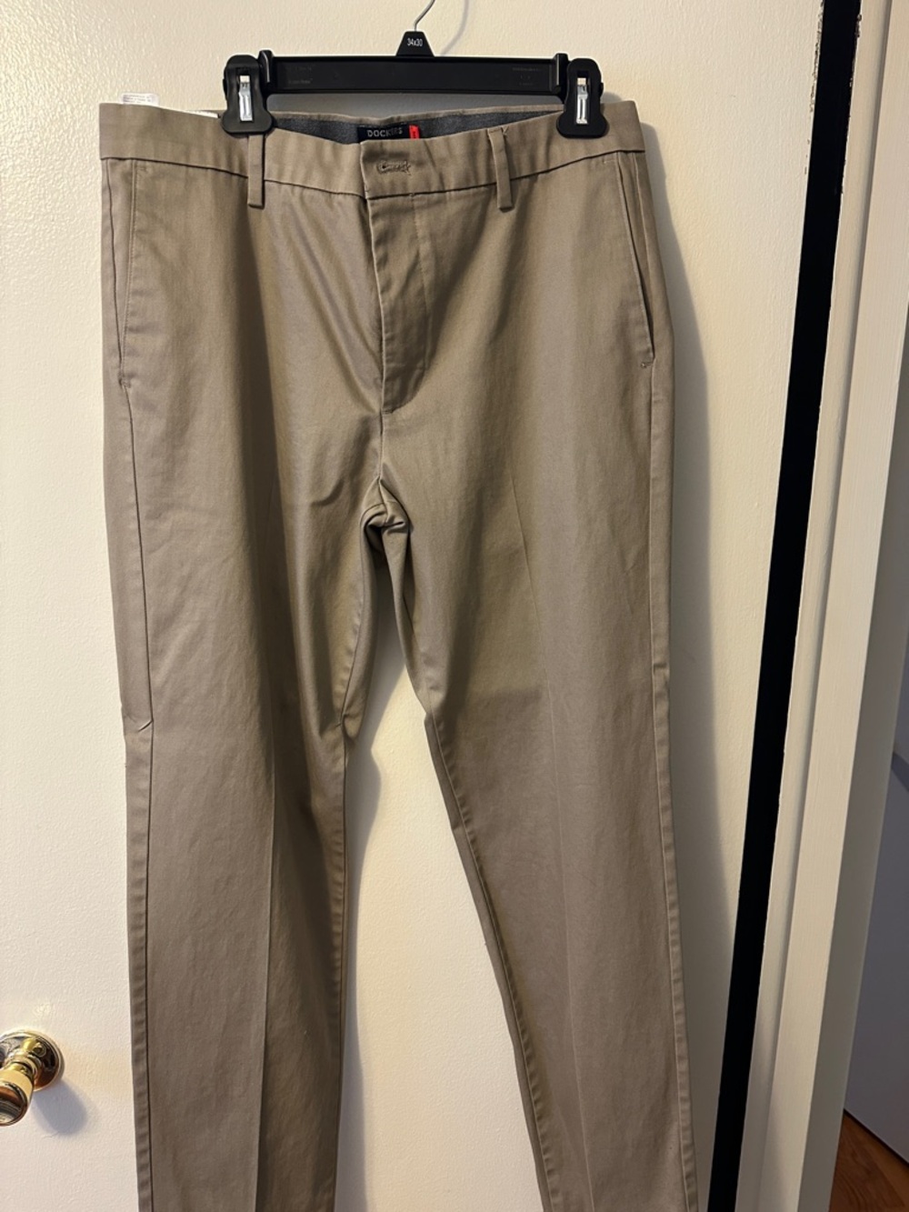 Dockers Men's Chinos in Khaki/Tan